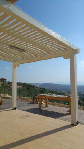 פרגולה עץ בצבע לבן